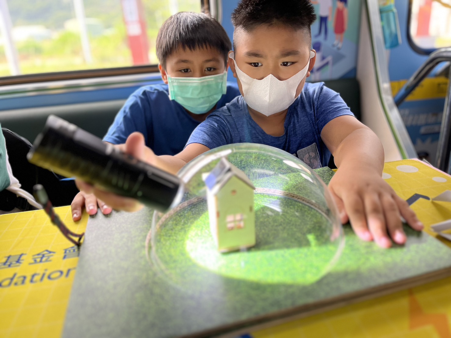 pp电子參與基礎科學主題車廂，以STEAM教學精神，設計「逐日科學家」、「太陽能工程師」以及「淨零建築師」三大能源科普課程和實驗